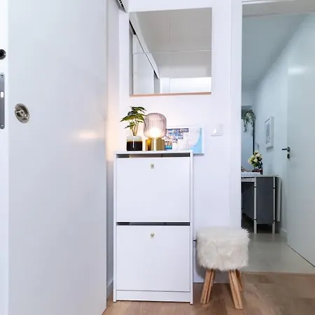 Painter 3 Bedroom Apartment In Lisbon