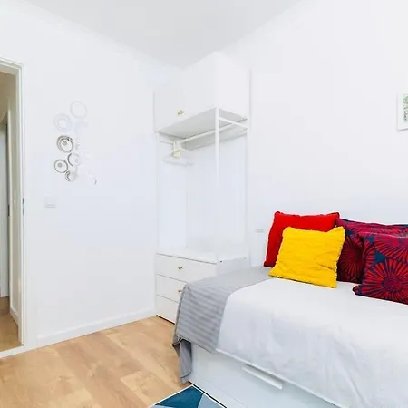 Painter 3 Bedroom Apartment In Lisbon