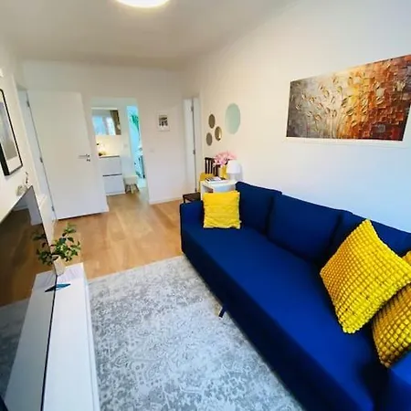 Painter 3 Bedroom Apartment In Lisbon
